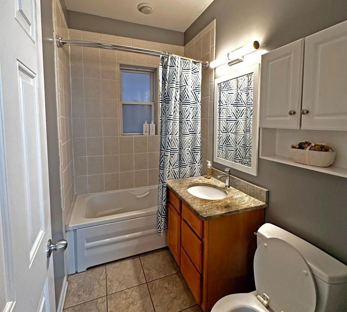 Apartment Spacious And Modern 3bd 2ba Home- Garage Parking! *