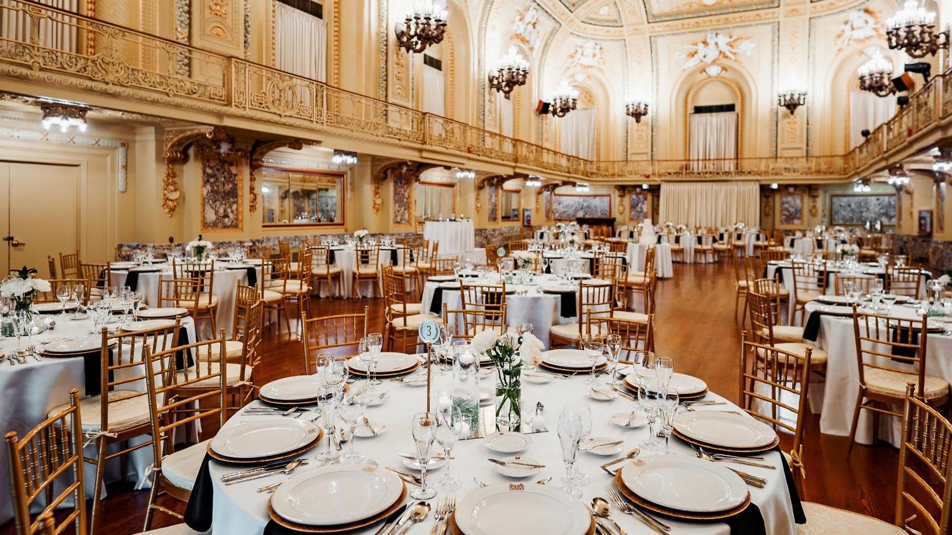 Congress Plaza Hotel 3*