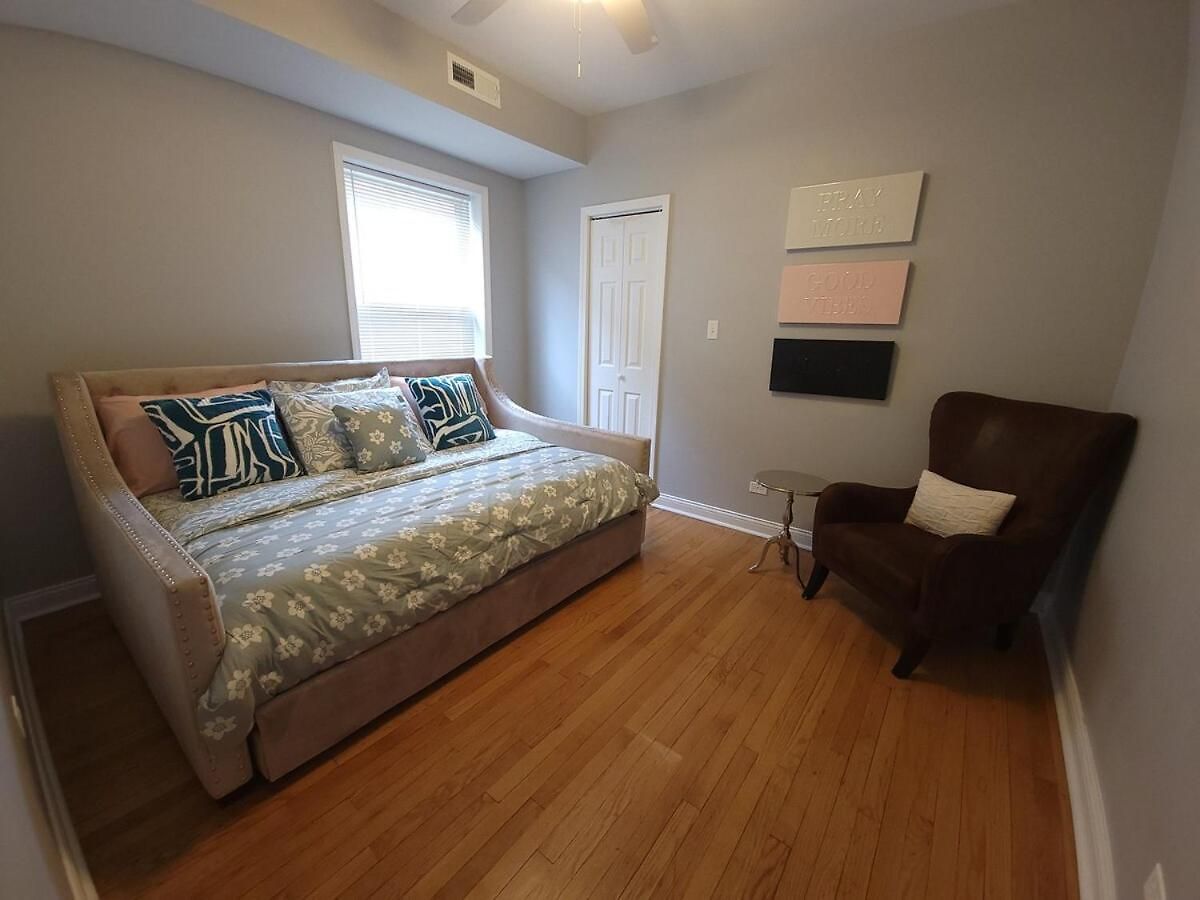 Apartment Beautiful Big 3 Bedroom Quiet Near Downtown Chicago
