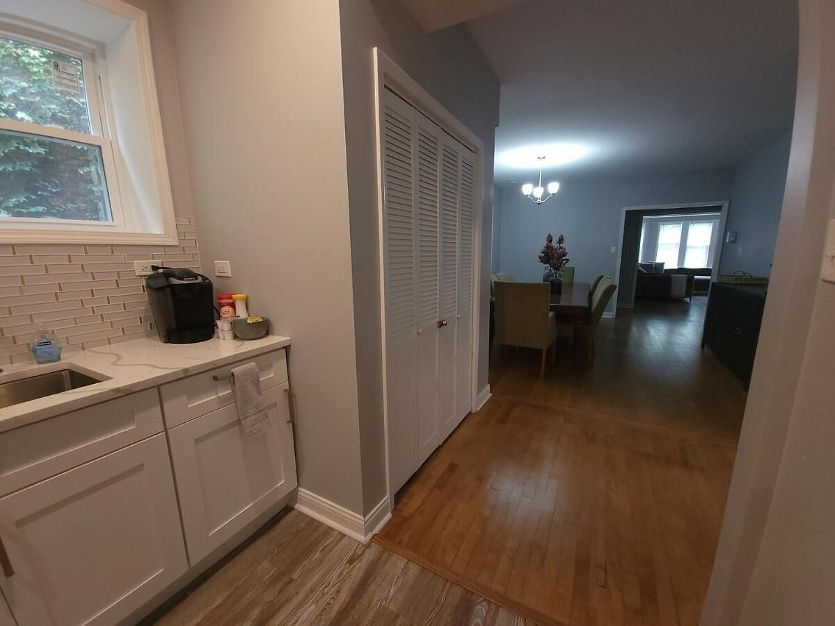 Beautiful Big 3 Bedroom Quiet Near Downtown Apartment