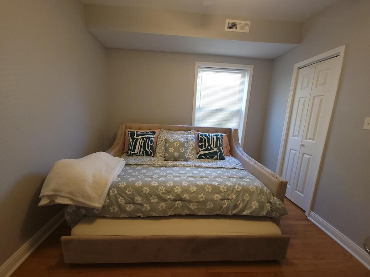 Beautiful Big 3 Bedroom Quiet Near Downtown Apartment *