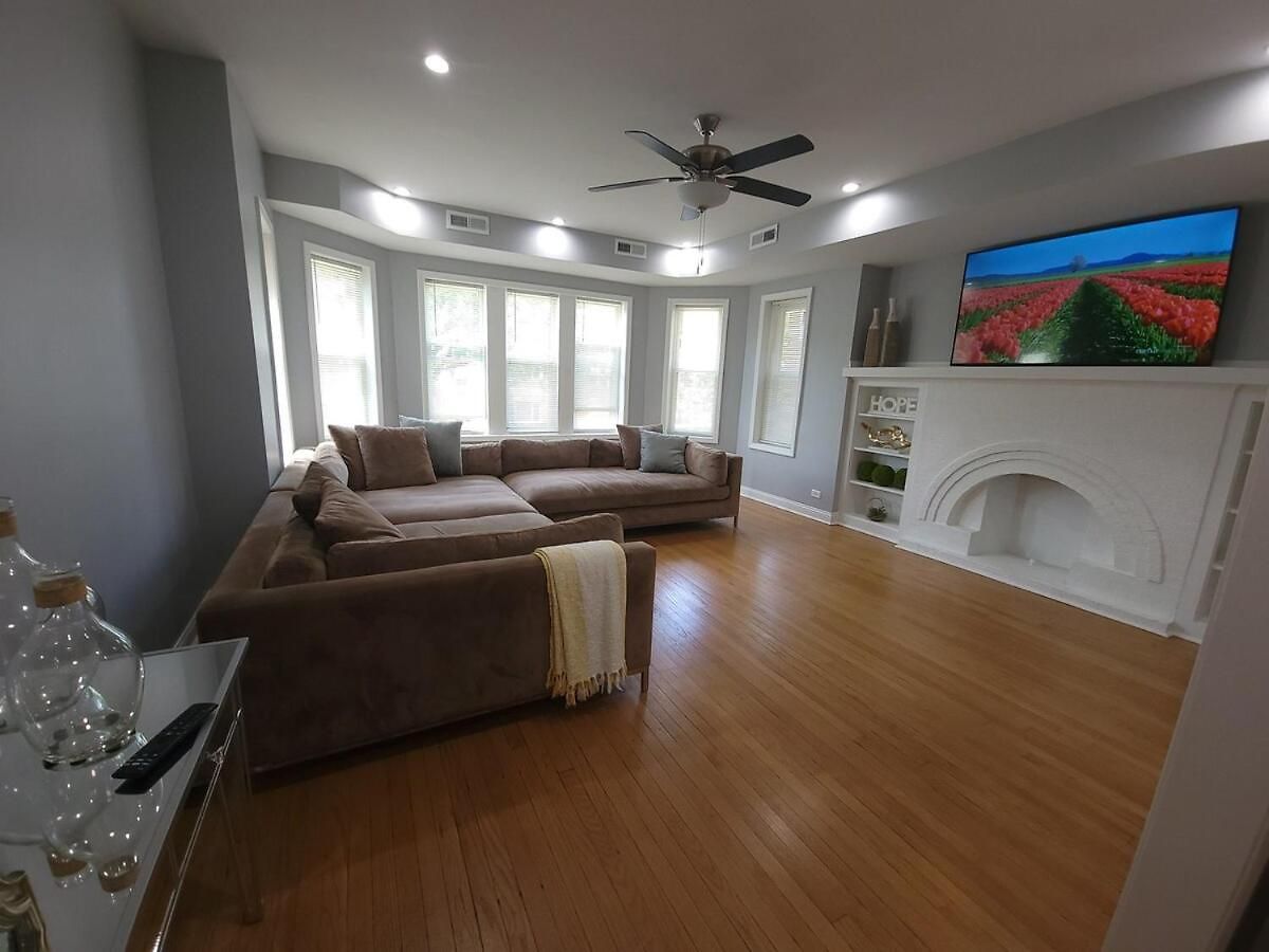 Beautiful Big 3 Bedroom Quiet Near Downtown Apartment