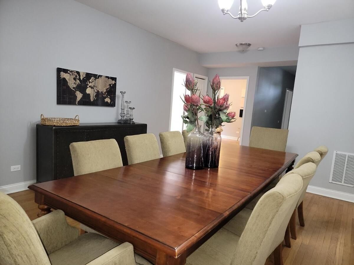 Beautiful Big 3 Bedroom Quiet Near Downtown Apartment