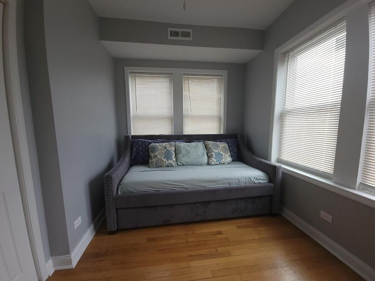 Beautiful Big 3 Bedroom Quiet Near Downtown Apartment *
