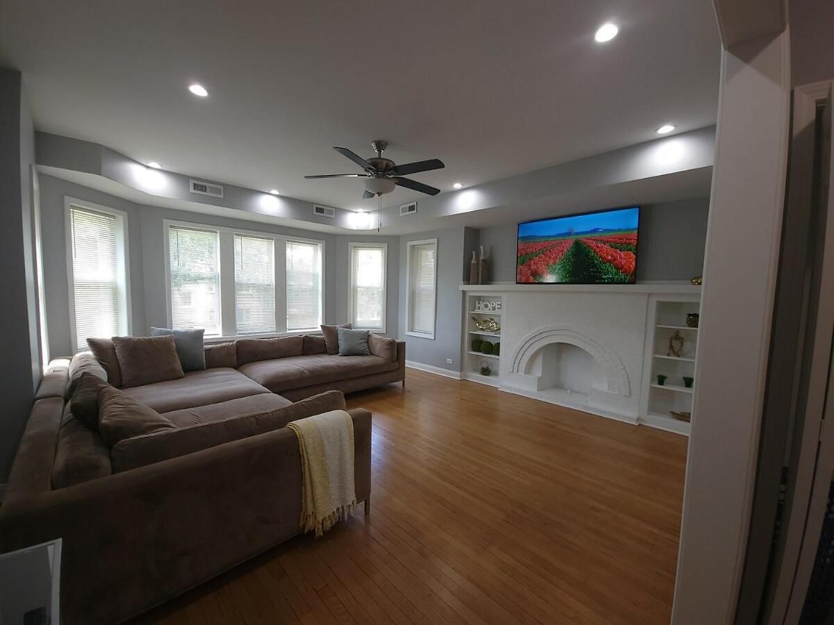 Beautiful Big 3 Bedroom Quiet Near Downtown * Chicago