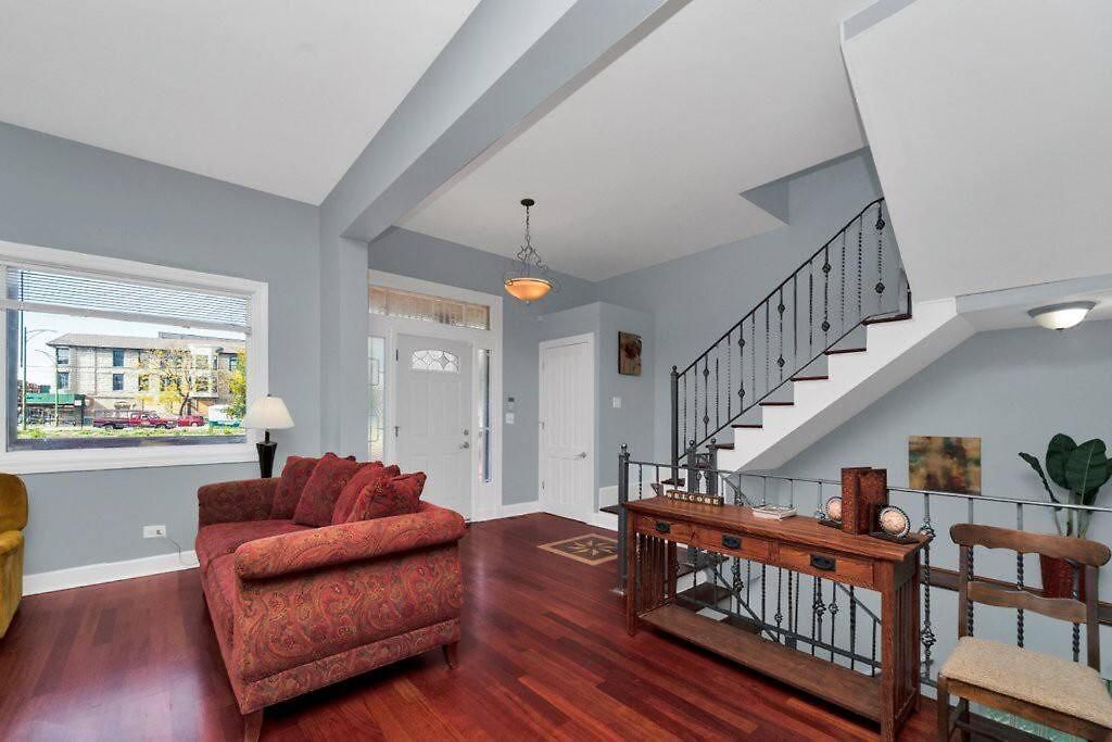 Beautiful 6-bedroom, Private Mansion With Hot Tub Chicago