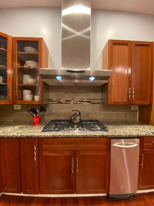 Beautiful 6-bedroom, Private Mansion With Hot Tub Holiday home