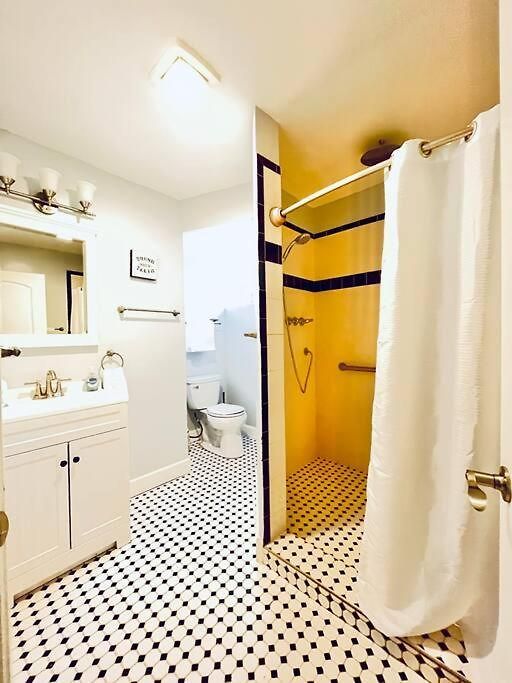 Beautiful 6-bedroom, Private Mansion With Hot Tub Holiday home