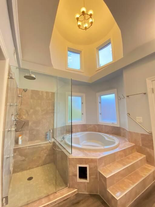 Beautiful 6-bedroom, Private Mansion With Hot Tub Holiday home Chicago