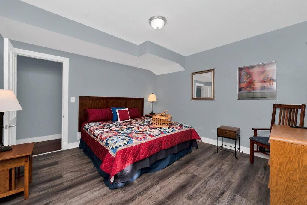 Beautiful 6-bedroom, Private Mansion With Hot Tub Chicago