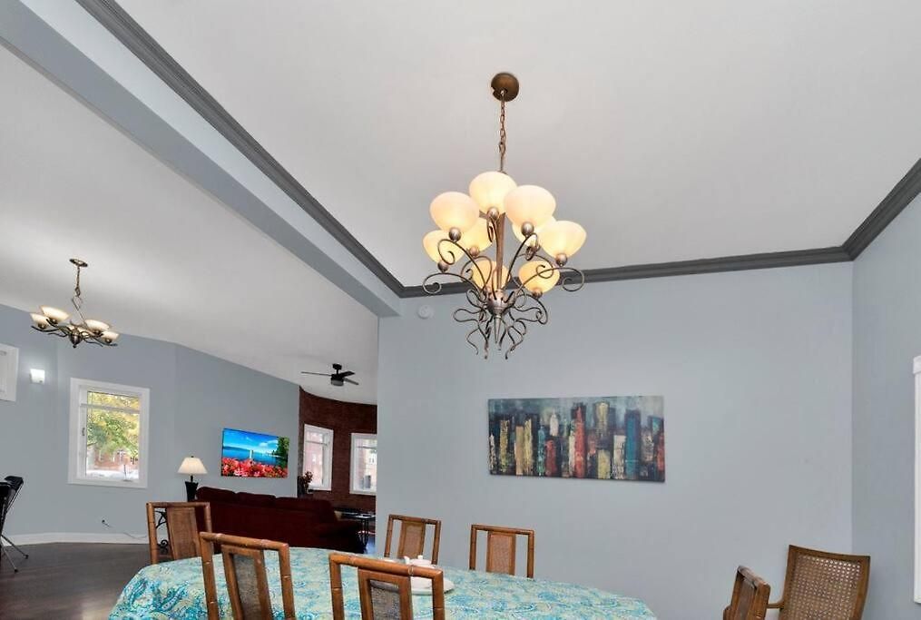 Beautiful 6-bedroom, Private Mansion With Hot Tub Holiday home *