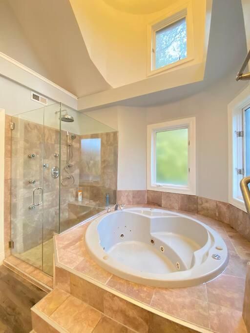 Beautiful 6-bedroom, Private Mansion With Hot Tub Holiday home