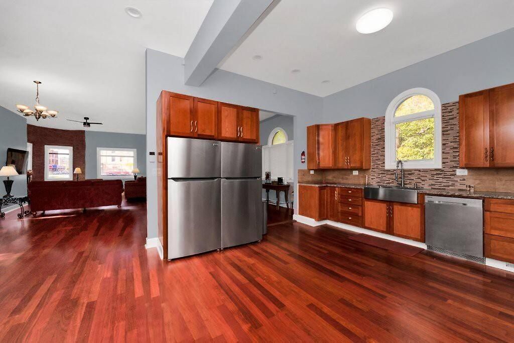 Beautiful 6-bedroom, Private Mansion With Hot Tub Holiday home *