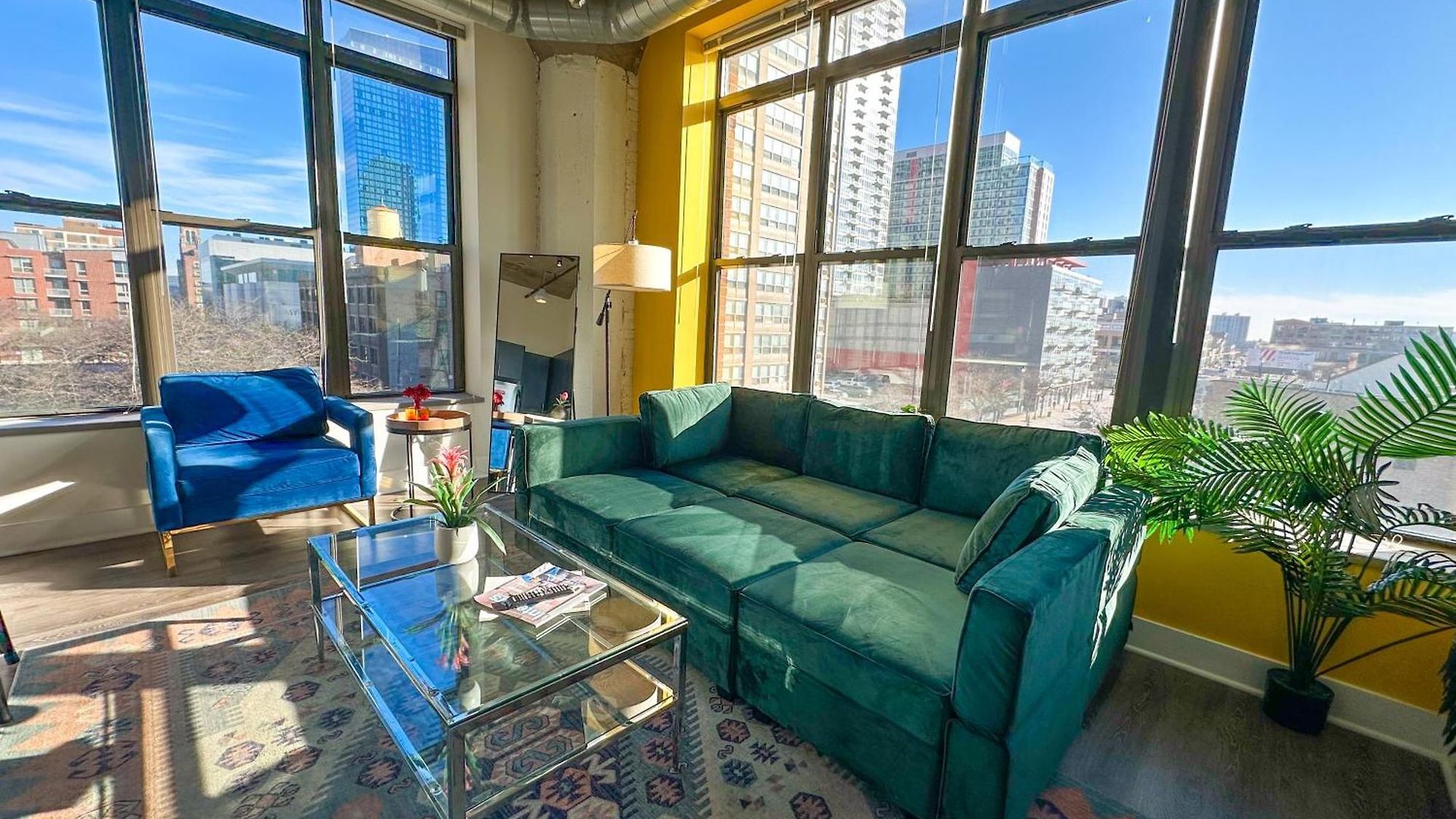 Bright 2br Luxury Corner With Optional Parking Sleeps 6 Guests Near Mccormick Place And Soldier Field Apartment *
