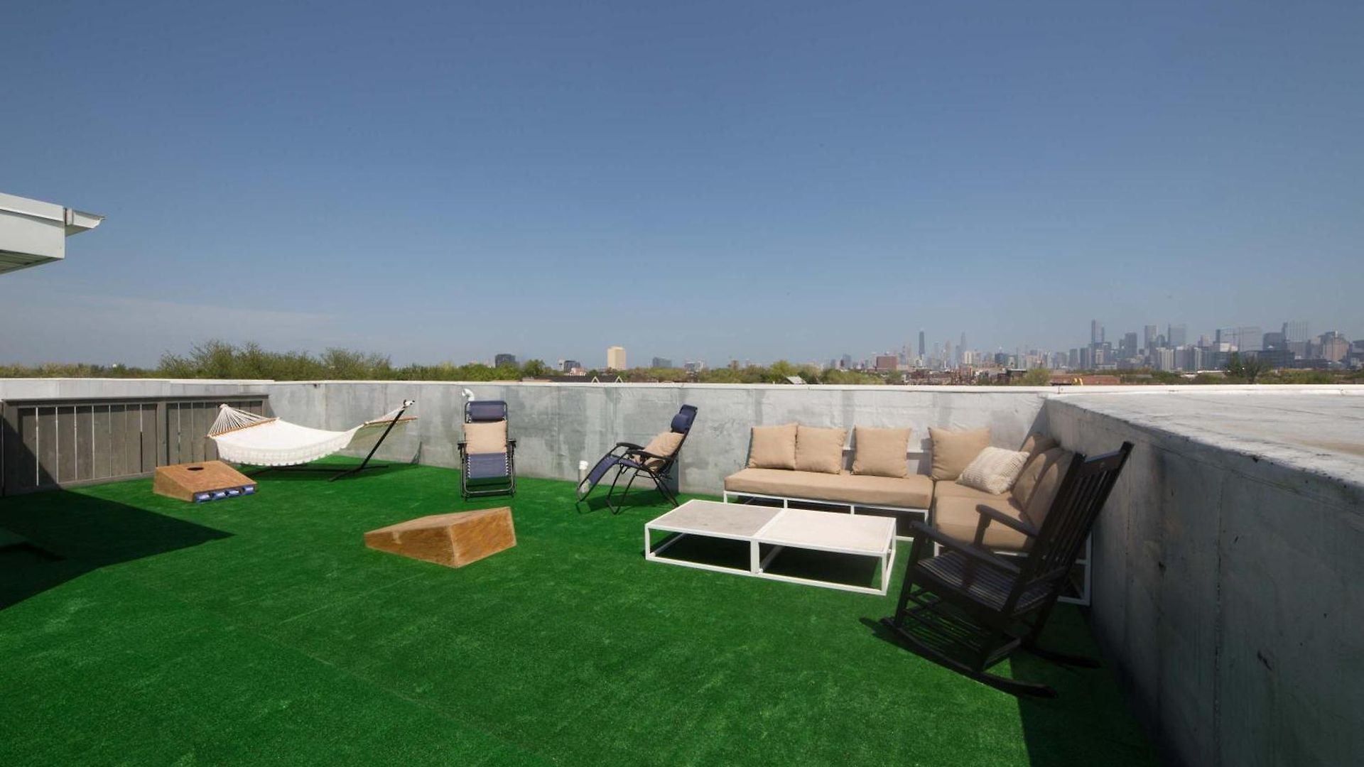 Large 4-bedroom Upscale W Rooftop Apartment *