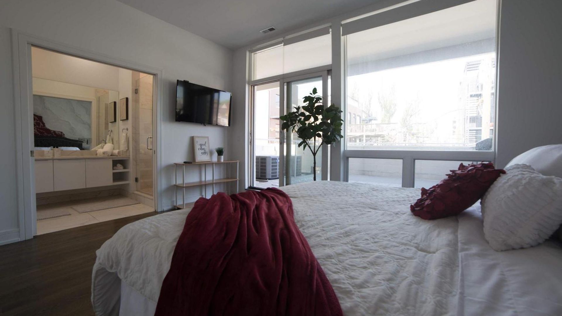 Large 4-bedroom Upscale W Rooftop *
