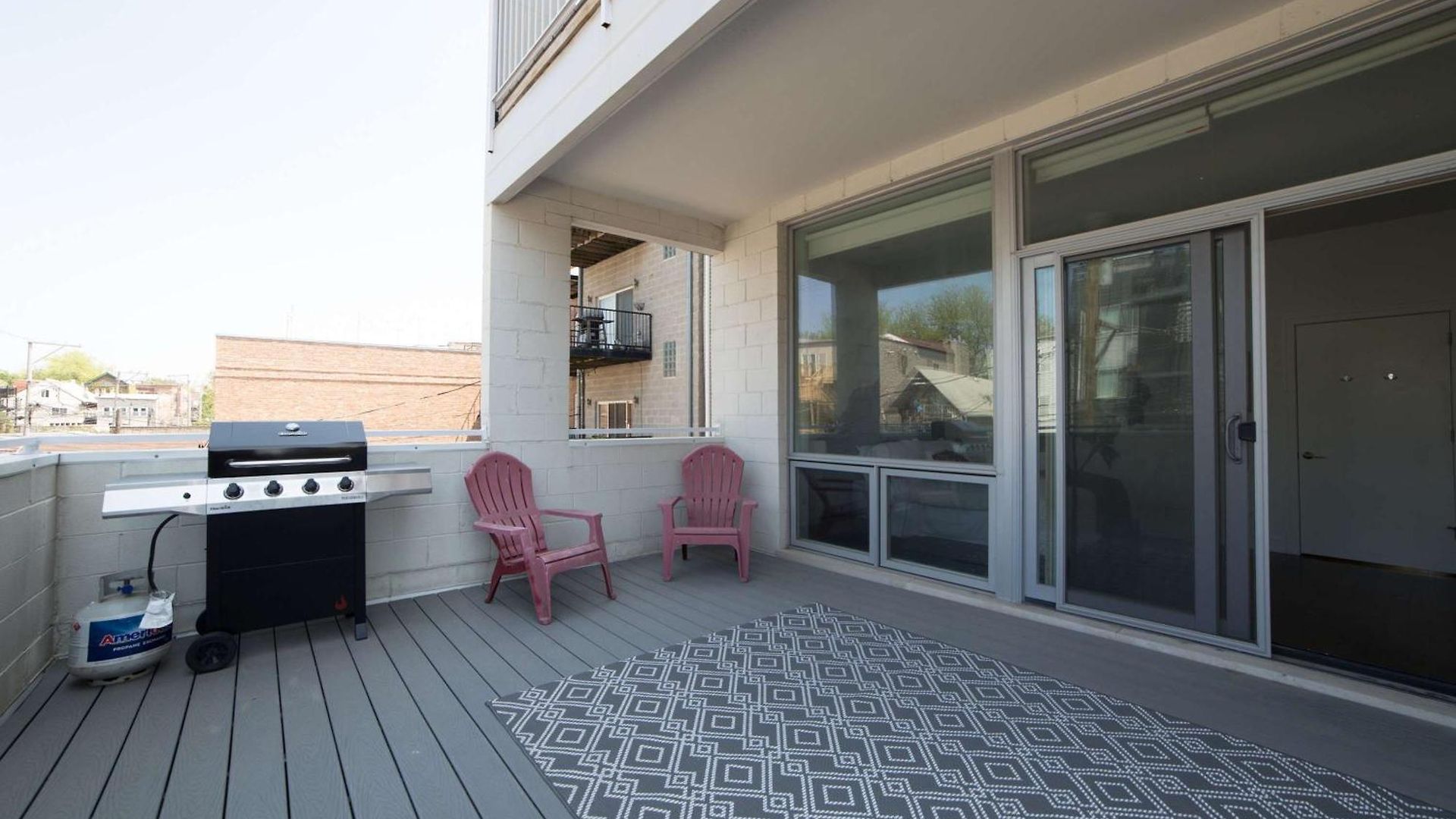Large 4-bedroom Upscale W Rooftop Apartment
