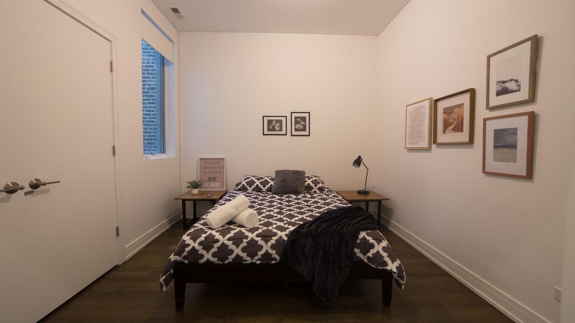 Large 4-bedroom Upscale W Rooftop Apartment *
