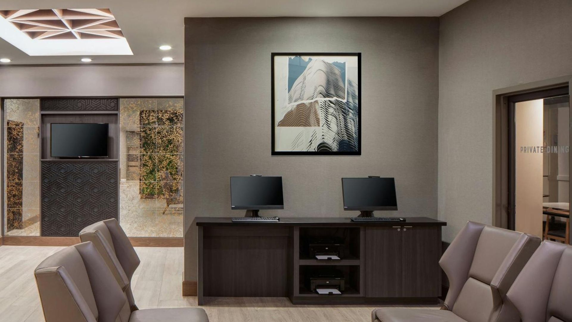 Courtyard By Marriott Downtown/river North 3*