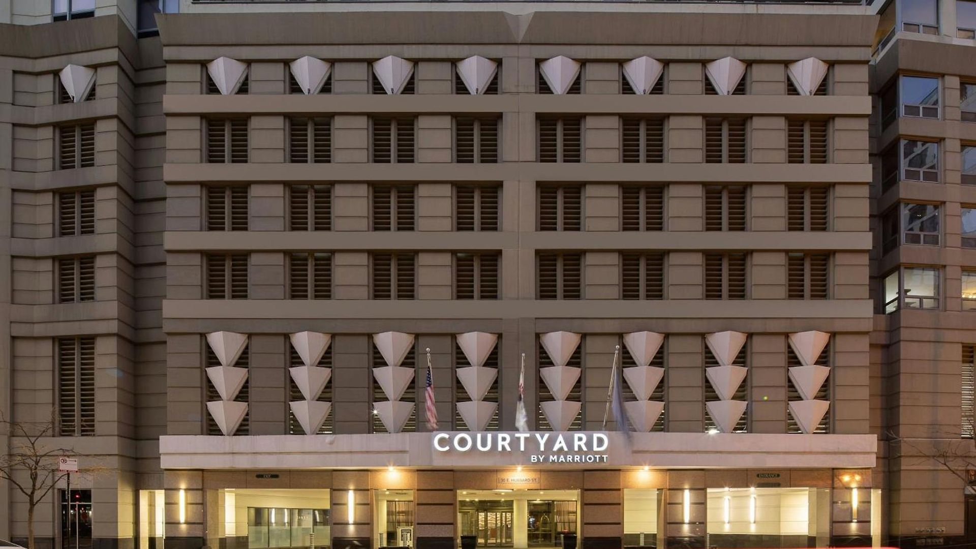 Courtyard By Marriott Downtown/river North Hotel