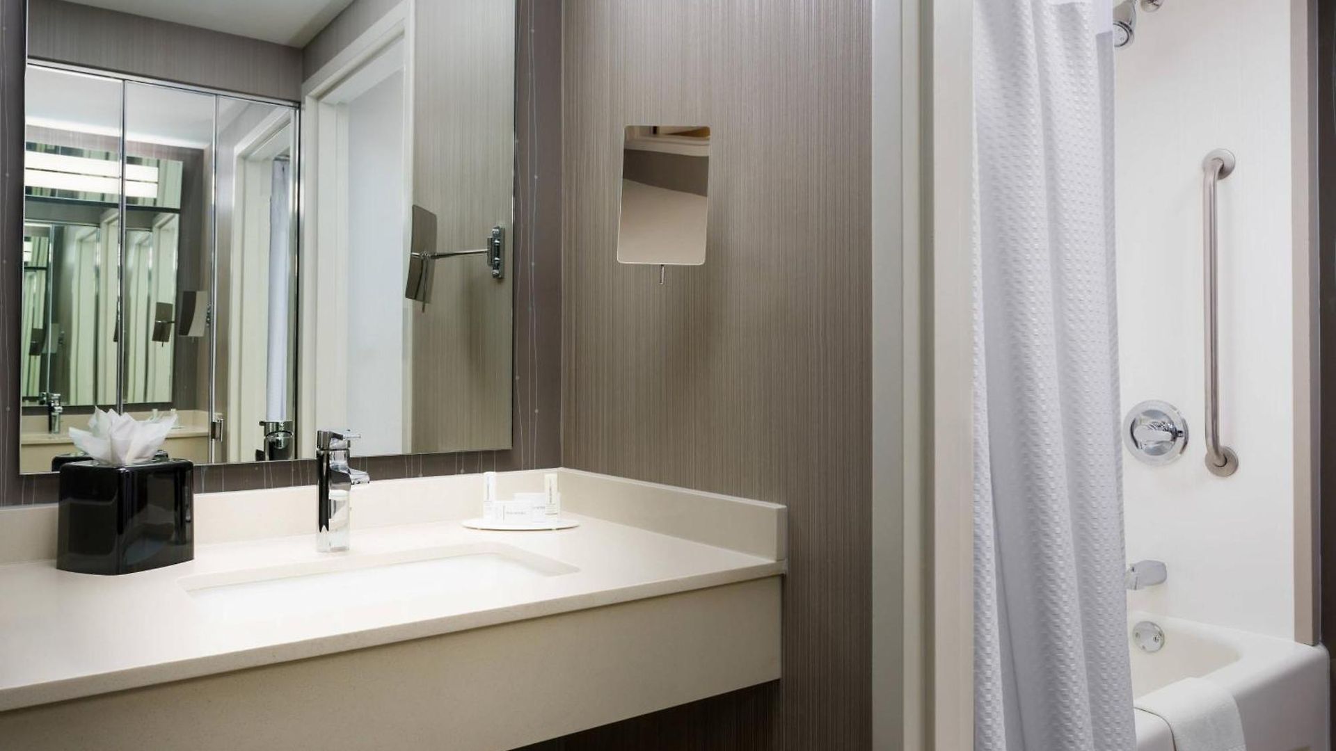 Courtyard Downtown/magnificent Mile Hotel