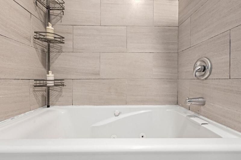 Apartment New Luxurious 5bd-2ba Duplex-free Wine-2car Parking