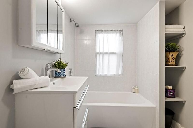 New Luxurious 5bd-2ba Duplex-free Wine-2car Parking *