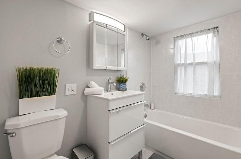Apartment New Luxurious 5bd-2ba Duplex-free Wine-2car Parking