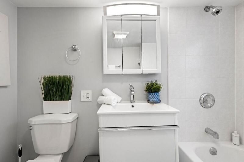 Apartment New Luxurious 5bd-2ba Duplex-free Wine-2car Parking *