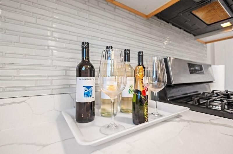 New Luxurious 5bd-2ba Duplex-free Wine-2car Parking *