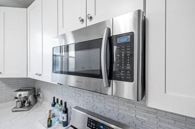 New Luxurious 5bd-2ba Duplex-free Wine-2car Parking