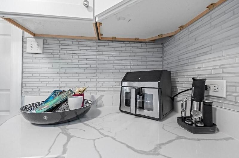 New Luxurious 5bd-2ba Duplex-free Wine-2car Parking *