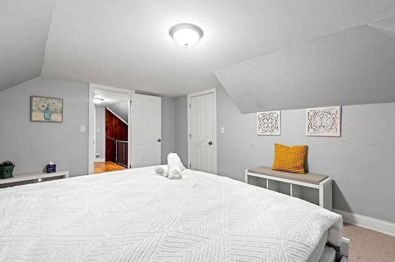 New Luxurious 5bd-2ba Duplex-free Wine-2car Parking