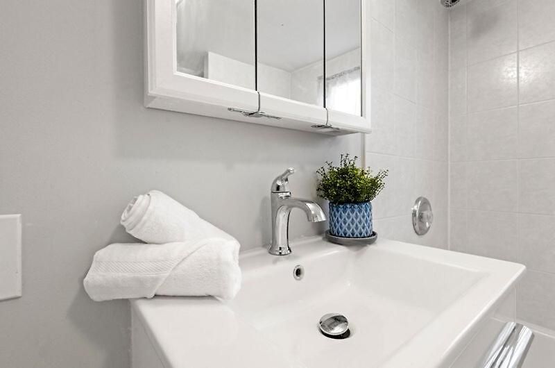 Apartment New Luxurious 5bd-2ba Duplex-free Wine-2car Parking