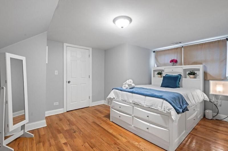 Apartment New Luxurious 5bd-2ba Duplex-free Wine-2car Parking *