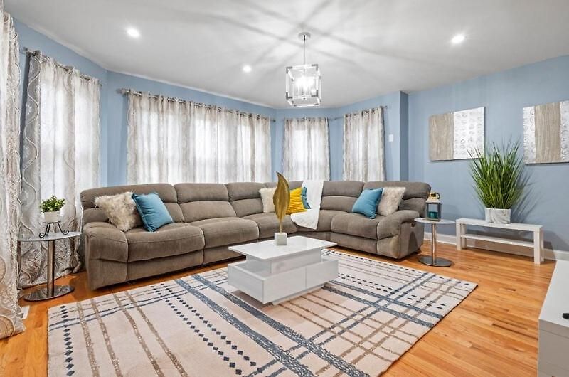 New Luxurious 5bd-2ba Duplex-free Wine-2car Parking * Chicago