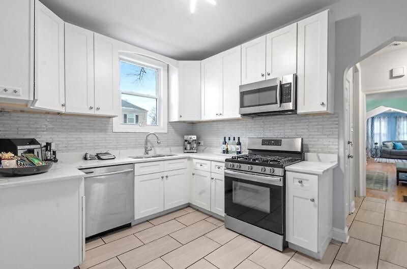New Luxurious 5bd-2ba Duplex-free Wine-2car Parking