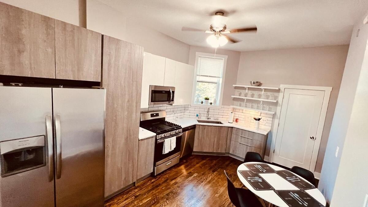 Modern Pilsen 2 Bedroom Apartment