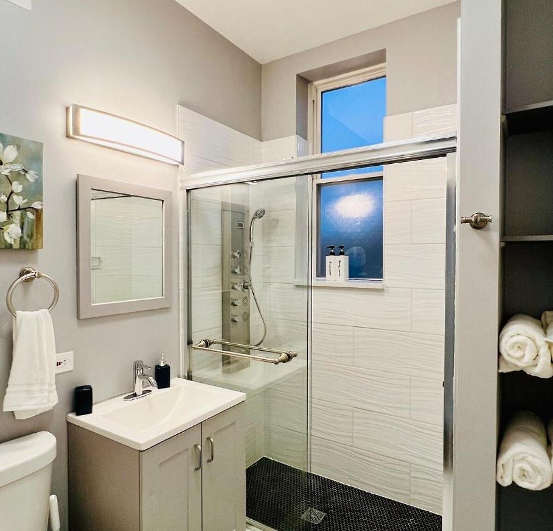 Modern Pilsen 2 Bedroom * Chicago