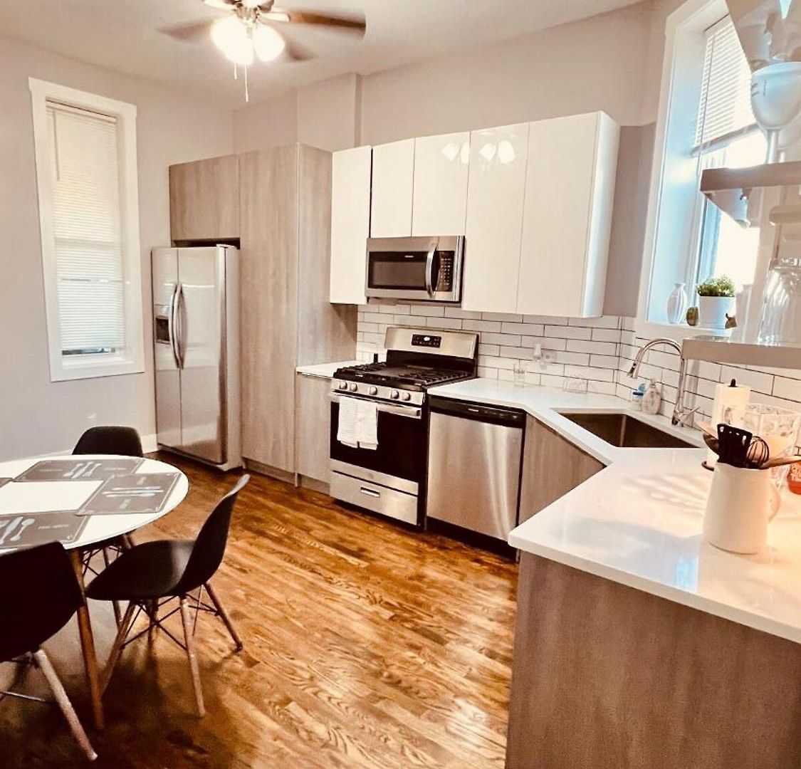Modern Pilsen 2 Bedroom *