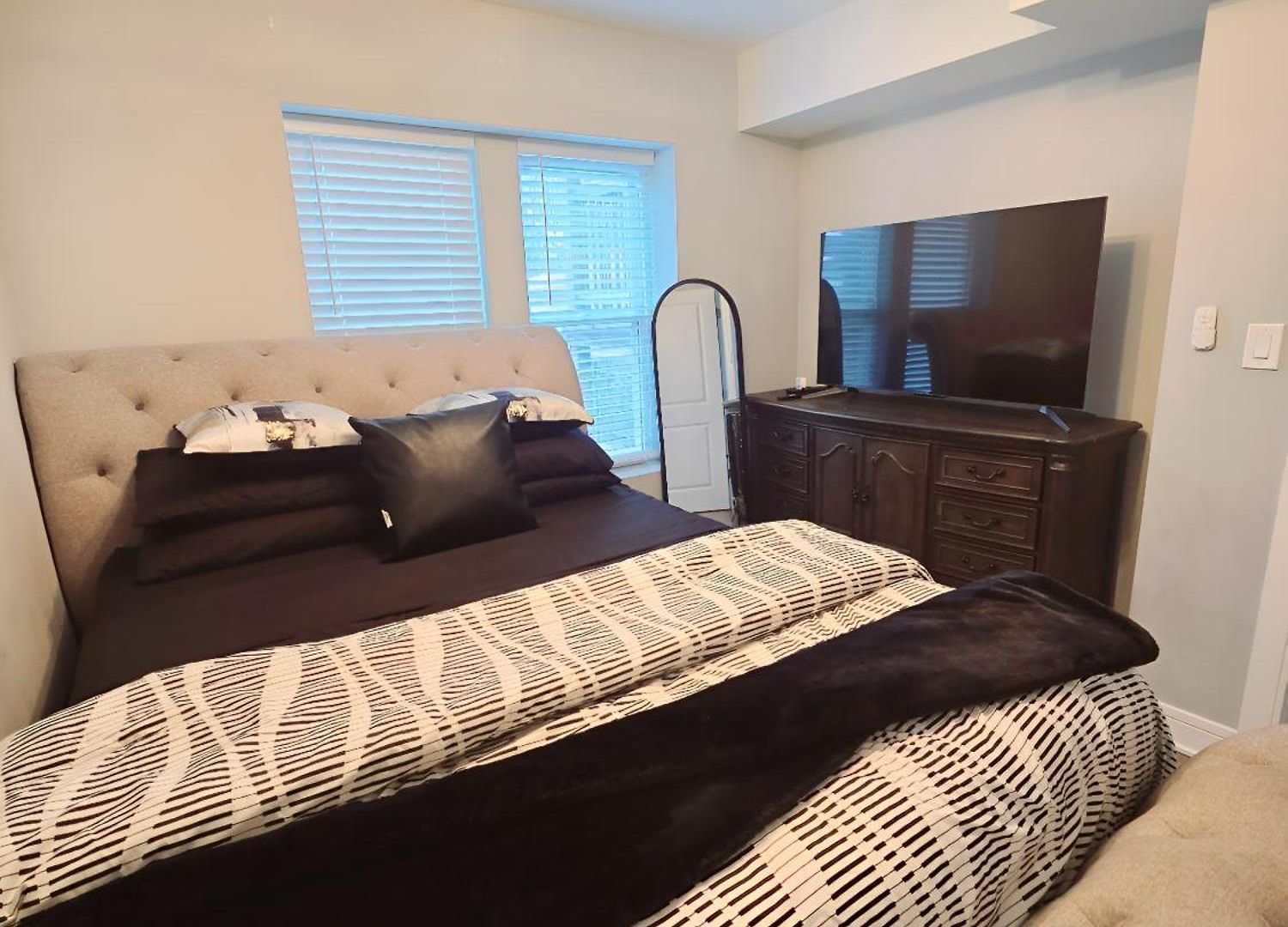 Cozy & Near Downtown & Hyde Park Apartment
