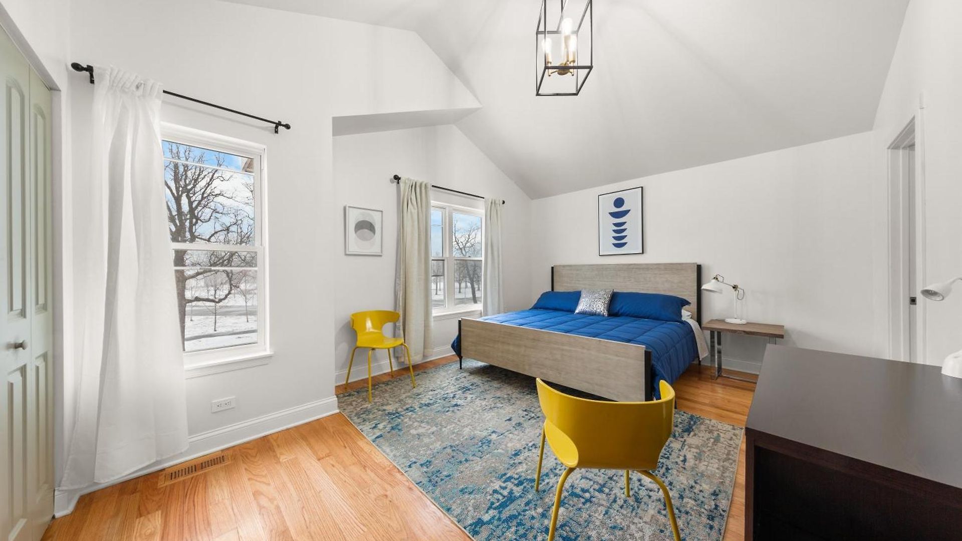 Holiday home Perfect Location Across From Park & Train Station *