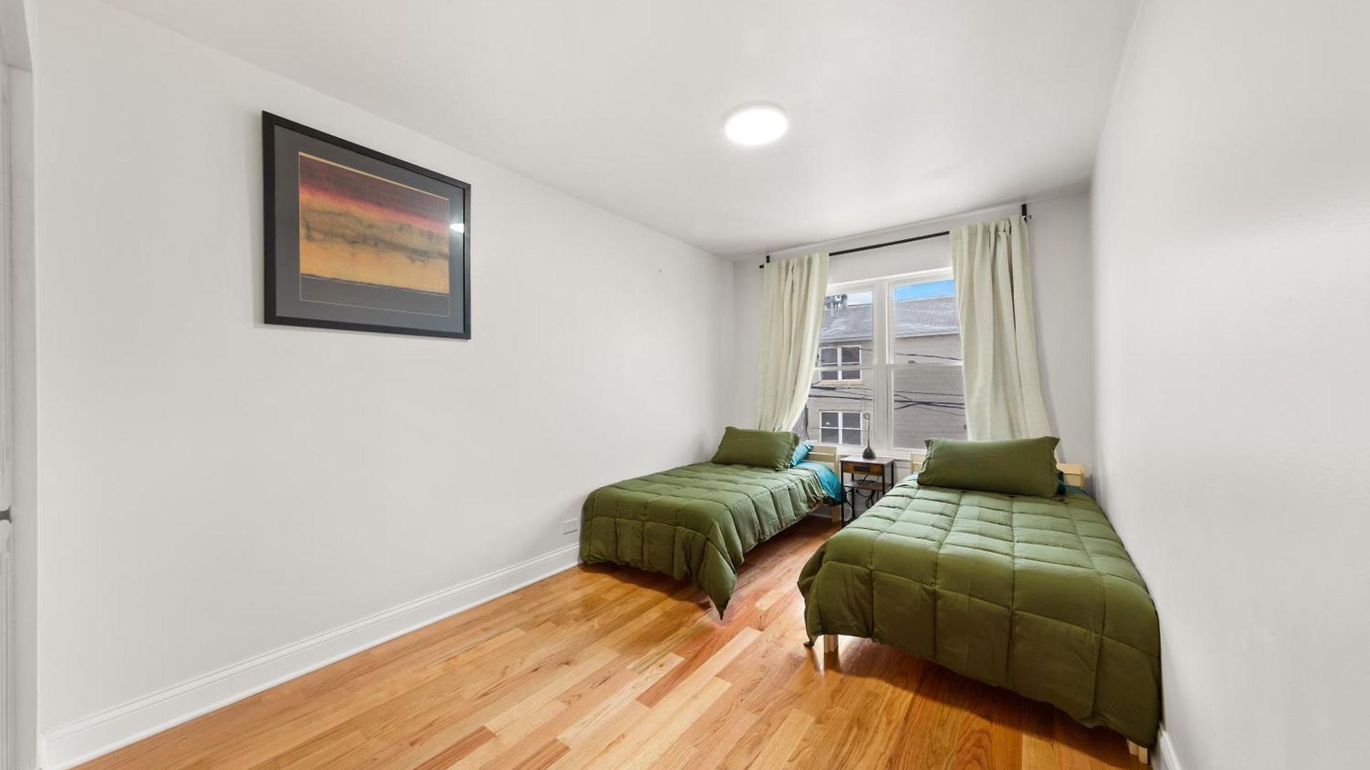 Perfect Location Across From Park & Train Station Holiday home