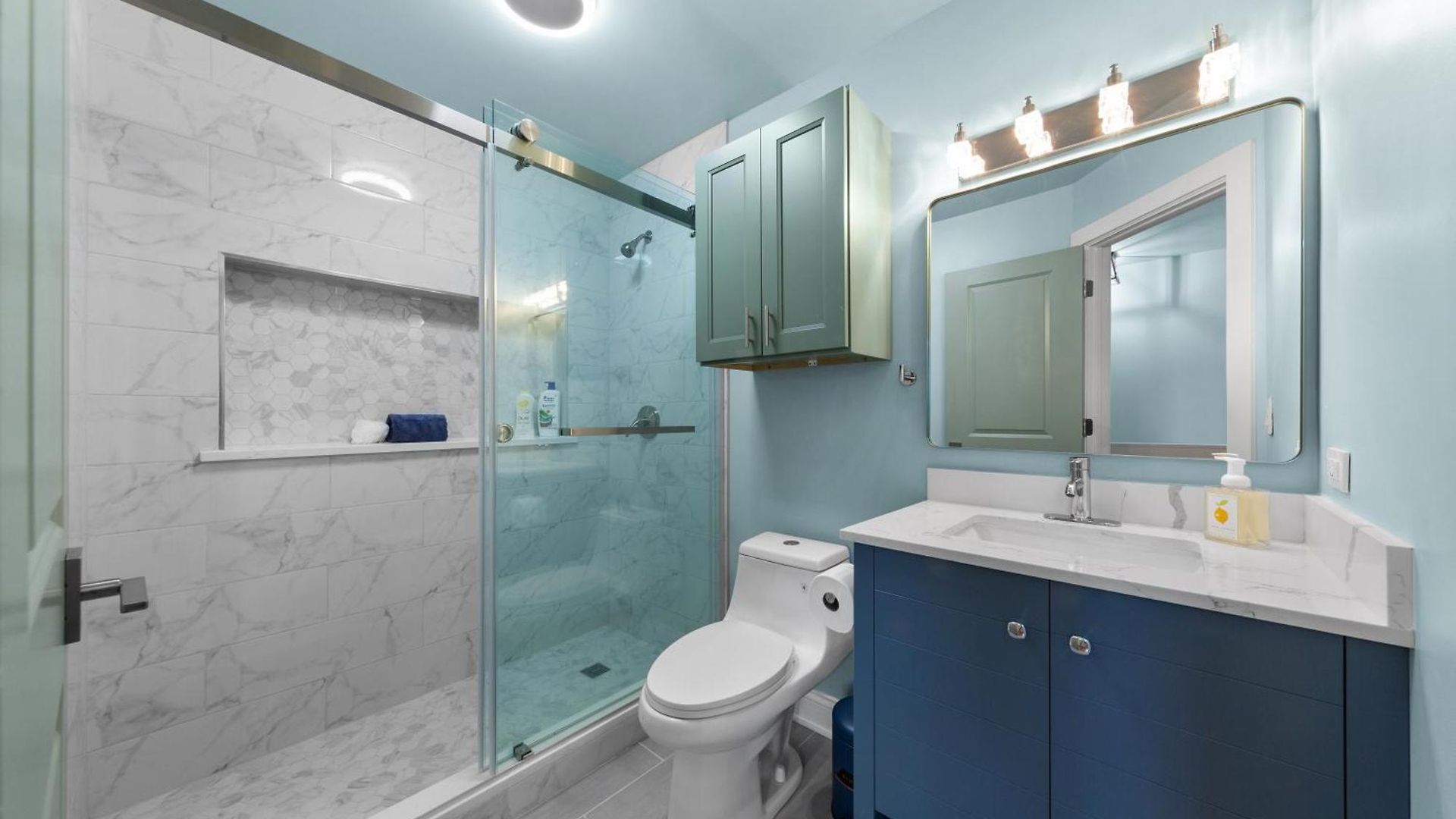 Perfect Location Across From Park & Train Station Holiday home *