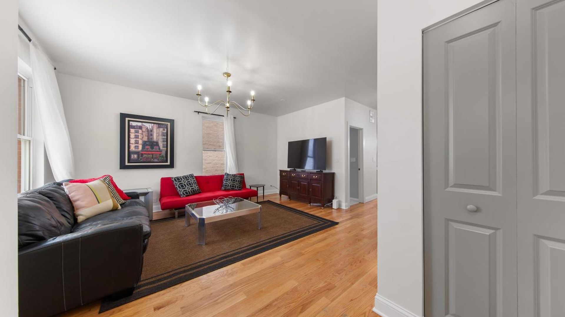 Perfect Location Across From Park & Train Station Holiday home