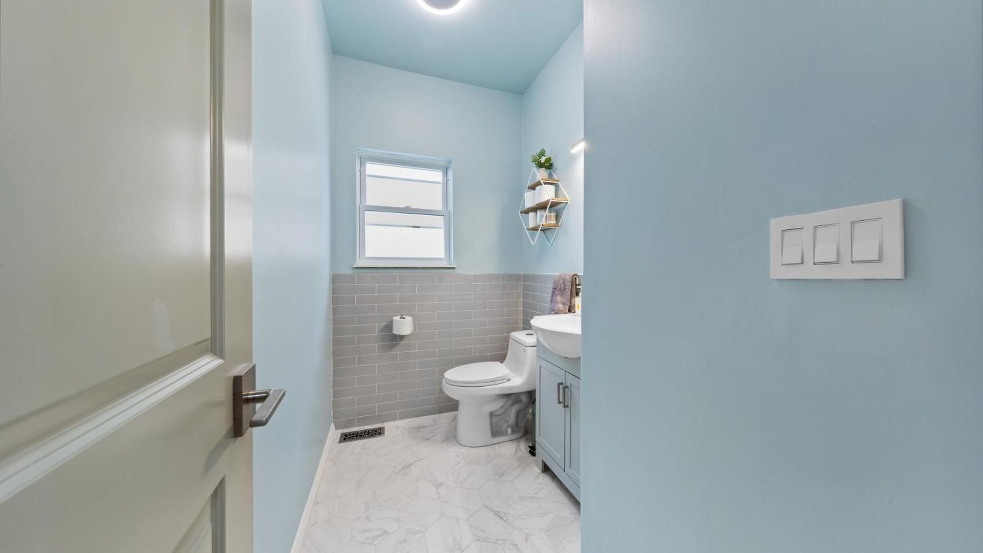 Holiday home Perfect Location Across From Park & Train Station *