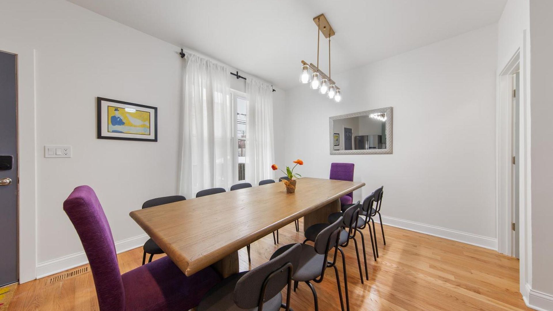 Perfect Location Across From Park & Train Station Holiday home