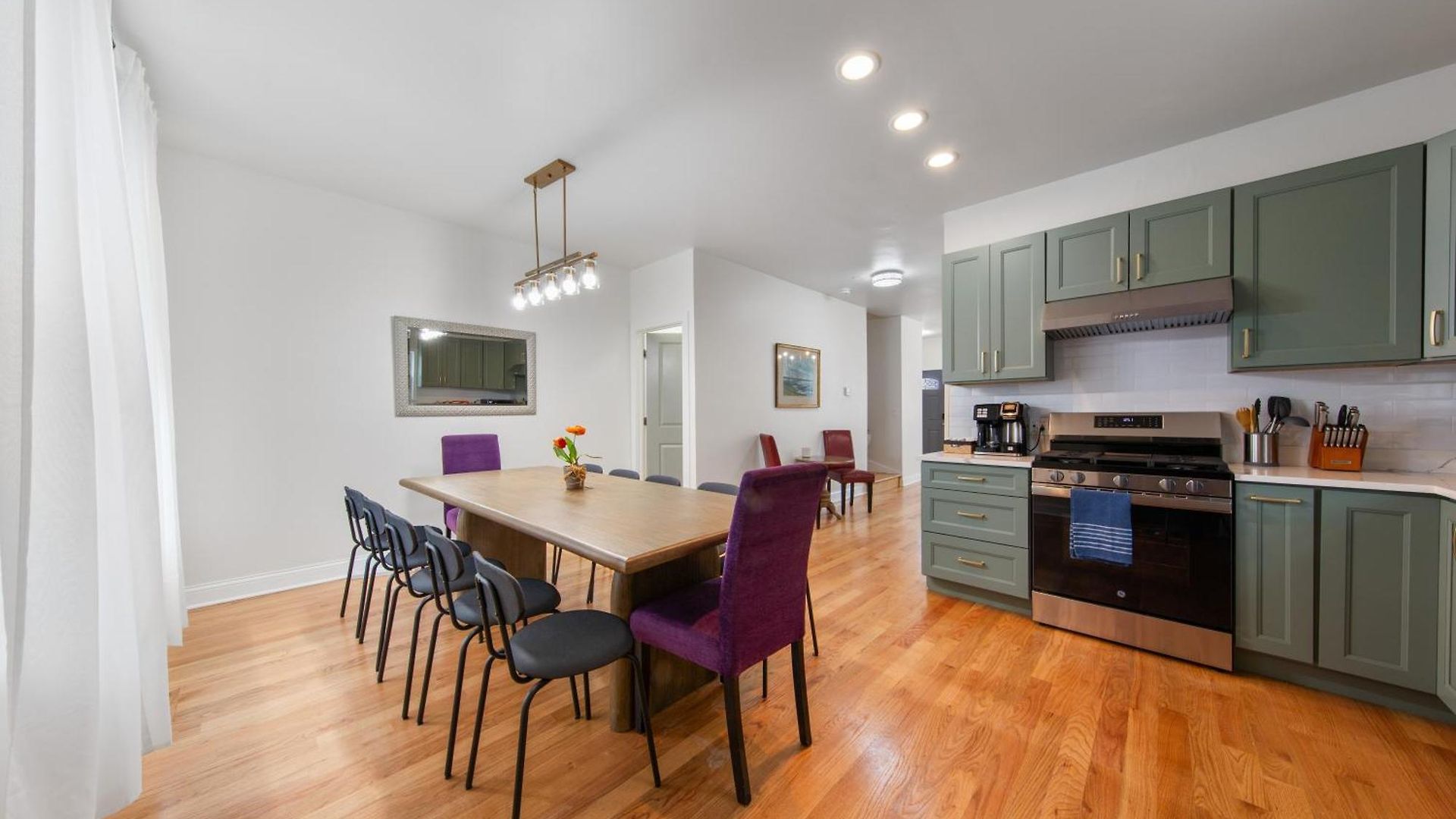 Perfect Location Across From Park & Train Station Holiday home Chicago