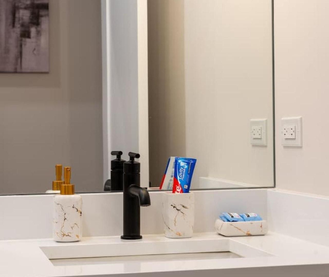 Modern 3br Near Dt Chi *