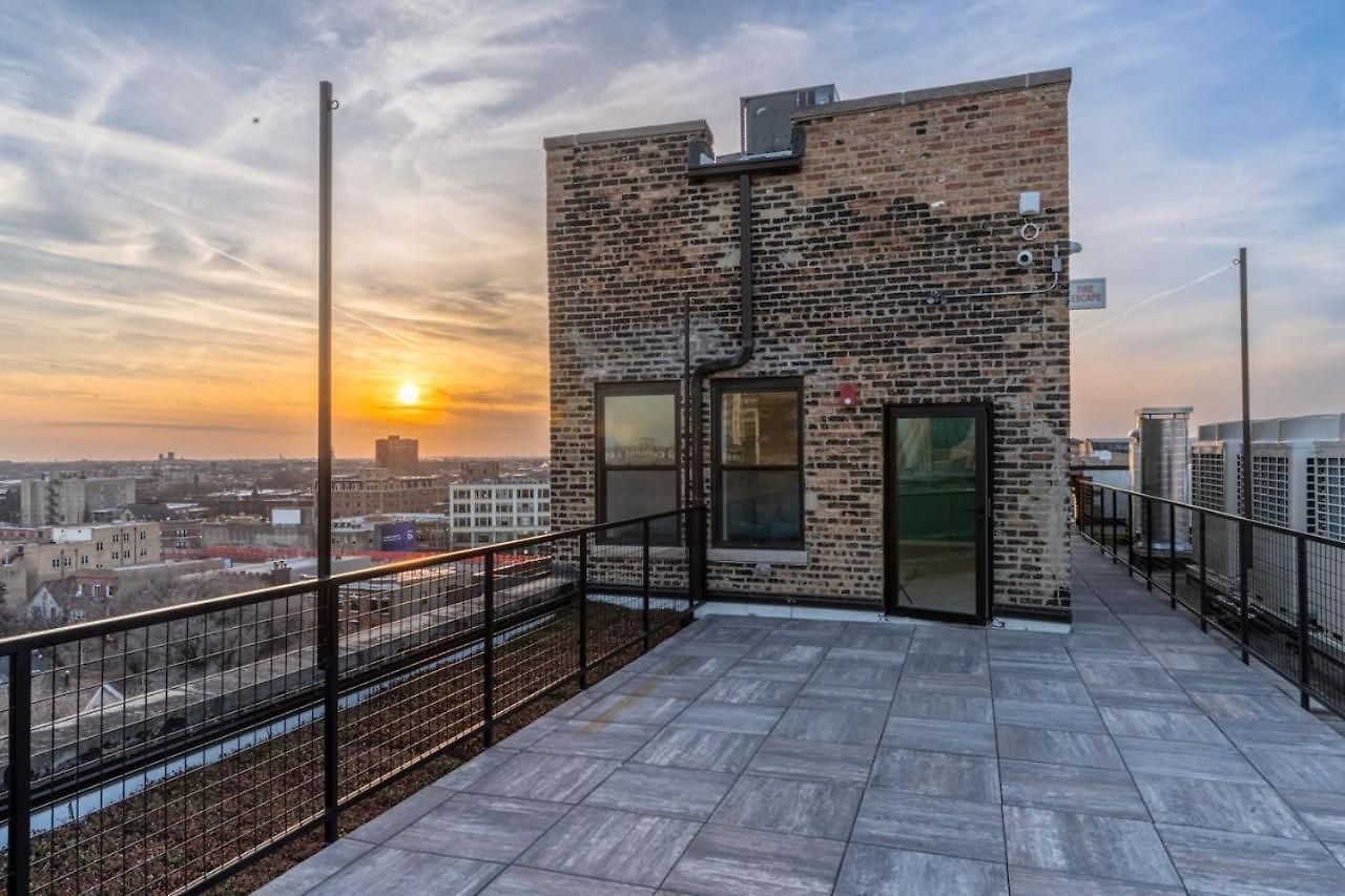 Majestic Modern Style Front Rooftop Wfh Gym * Chicago
